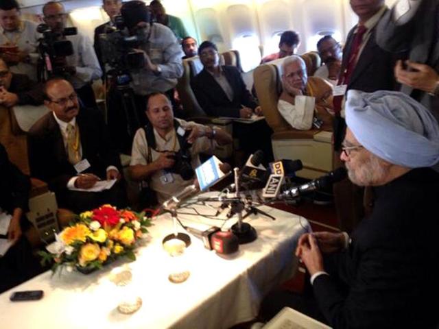 Prime Minister Dr Manmohan Singh interacts with the media on his way back from the United States. (Photo courtesy: PMO)