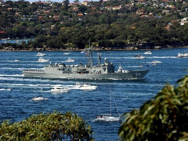 Australian long-range escort frigate HMAS Darwin (C) enters Sydney Harbour at the start of the International Fleet Review. (AFP photo)