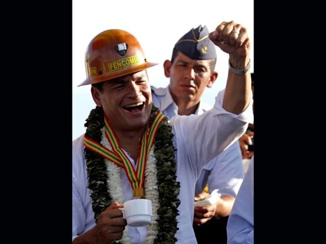 Ecuador's President Rafael Correa wears a miner helmet during his welcome ceremony in Ivirgarzama, Bolivia.(AP photo)