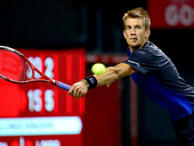 Jarkko Nieminen of Finland returns a shot against Ivan Dodig of Croatia during their men's singles quarter-final match of the Japan Open tournament in Tokyo.(AFP photo)