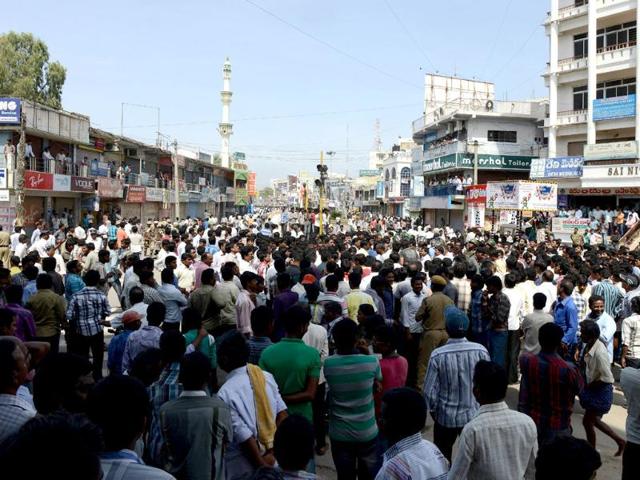 Supporters of united Andhra Pradesh block a road during a protest against the formation of a separate Telangana state, in Ananthapuram. (AFP Photo)