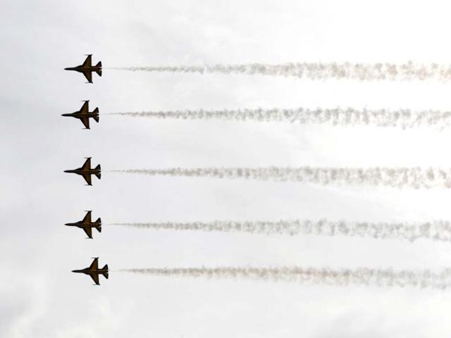 The South Korean air force aerobatic team, the Black Eagles, performs before the Korean F1 Grand Prix at the Korea International Circuit in Yeongam. (Reuters Photo)