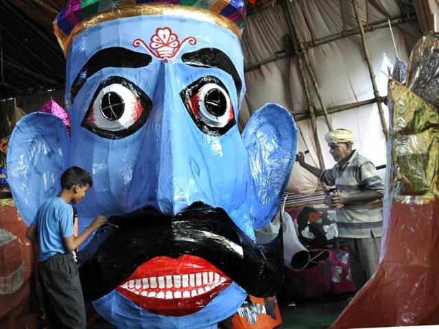An artist makes an effigy of Ravana ahead of the festival of Dussehra, in New Delhi. (Sonu Mehta/HT Photo)