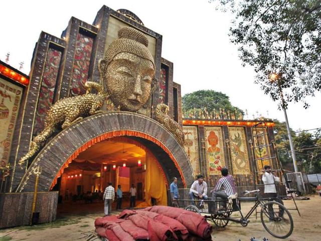 A 16-feet tall and 12-and-a-half feet wide Buddha idol, a 20-feet Durga idol and a 64-feet Eiffel tower replica are part of a Durga Puja pandal at Delhi's Panchkuian Road.(Ajay Aggarwal/HT photo)