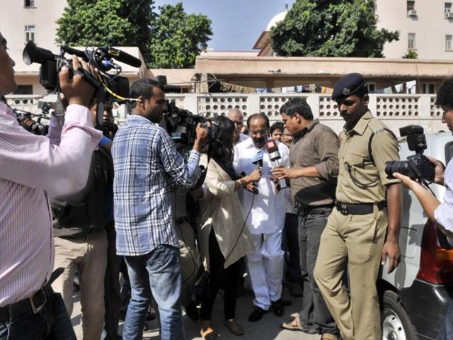 Moily leaves Central Secretariat Metro station, a short walk from Shastri Bhawan which is the seat of the oil ministry, in New Delhi. (Mohd Zakir/HT)