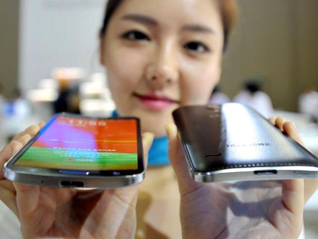 A model holds Samsung's first 'curved' smartphone Galaxy Round, a 5.7-inch handset with a display that is slightly rounded on both sides, at the Electronics and IT Industry Fair in Goyang, north of Seoul. Photo: AFP / Jung Yeon-Je