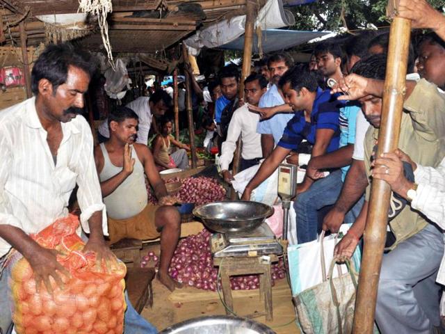 People rush to buy vegetables as a panic sets in following a cyclone alert in Bhubaneshwar.(HT photo/Arabinda Mahapatra)