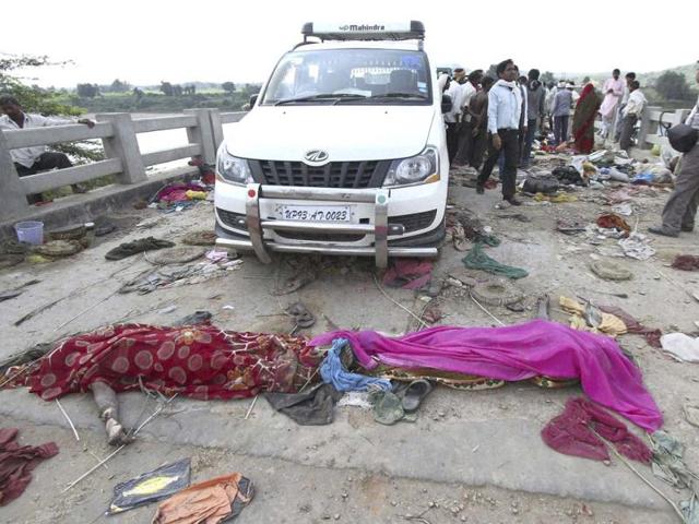 The bodies of victims of a stampede lie on a bridge across the Sindh River in Datia district in Madhya Pradesh. (AP Photo)