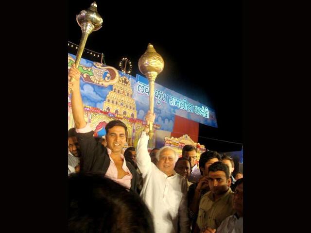Akshay Kumar burnt Raavan at Lal Qila Maidaan in Delhi on Sunday. He is perhaps the first ever Bollywood actor to do so. The actor was also accompanied by Kapil Sibal. Akki sure enjoyed the Raavan Wadh. Browse through