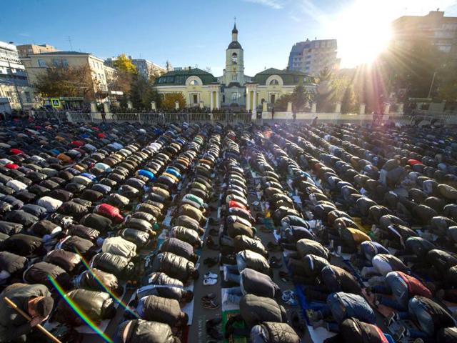 Kyrgyz worshippers pray on the first day of the Eid al-Adha celebrations in Moscow. (AFP photo)