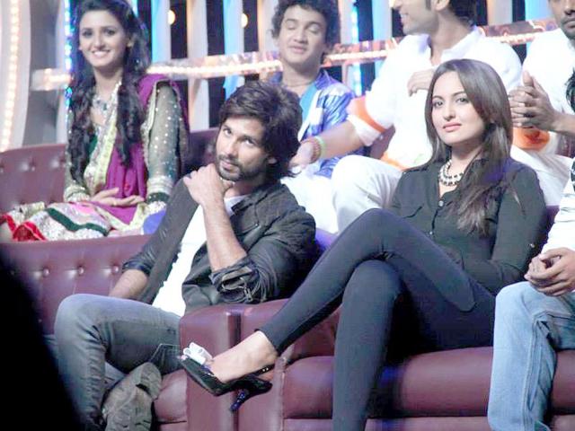 Shahid Kapoor, Sonakshi Sinha look on as the judges give their comments on Dance India Dance