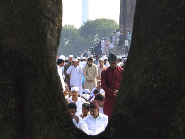Muslims devotees offer namaj on the occassion of Eid al-Adha at Ferozshah Kotla in New Delhi. (HT Photo/ Sunil Saxena)