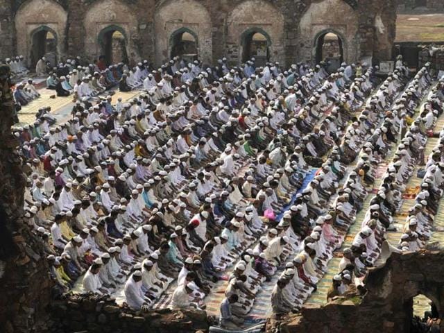 Muslims devotees offer namaj on the occassion of Eid al-Adha at Ferozshah Kotla in New Delhi. (HT Photo/ Sunil Saxena)