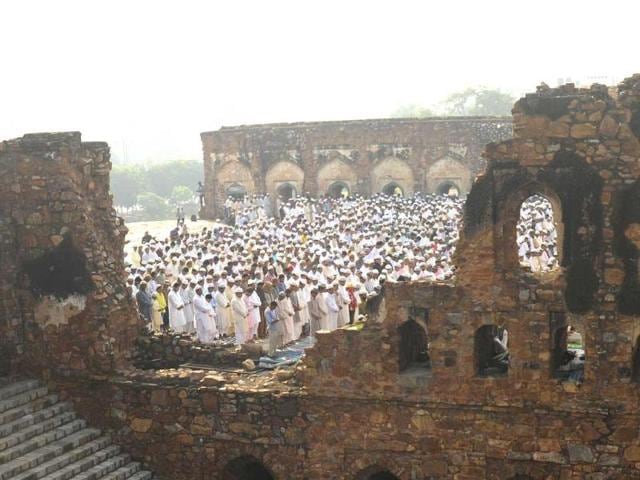 Muslim devotees offer Eid al-Adha prayers at Ferozshah Kotla in New Delhi (HT Photo/ Sunil Saxena)