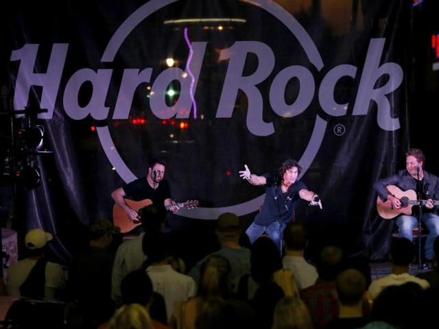 Joe Nichols, center, performs as part of Hard Rock's 14th annual PINKTOBER breast cancer awareness campaign at Hard Rock Cafe in Houston.(AP photo)