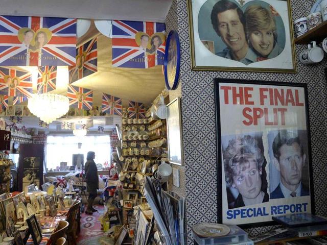A visitor views royal paraphernalia in the house of Margaret Tyler who has dedicated her house as a shrine to the British royal family. (Reuters Photo)