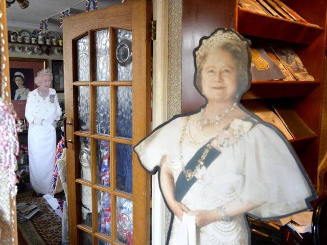 Life-size figures of Britain's Queen Elizabeth and The Queen Mother seen at the house of Margaret Tyler who has dedicated her house as a shrine to the family. (Reuters Photo)