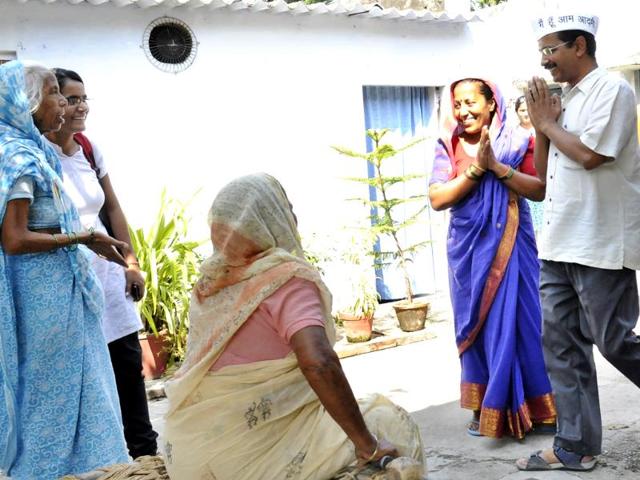 AAP leader Arvind Kejriwal reaches out to people at Sunehari Bagh in New Delhi. (HT Photo/ Sunil Saxena)