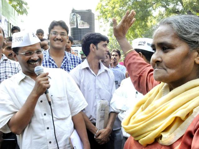 AAP leader Arvind Kejriwal meeting people at Sunehari Bagh in New Delhi. (HT Photo/ Sunil Saxena)