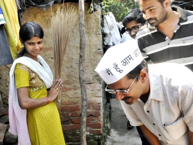 AAP leader Arvind Kejriwal at Tughlaq lane slums in New Delhi. (HT Photo/ Sunil Saxena)