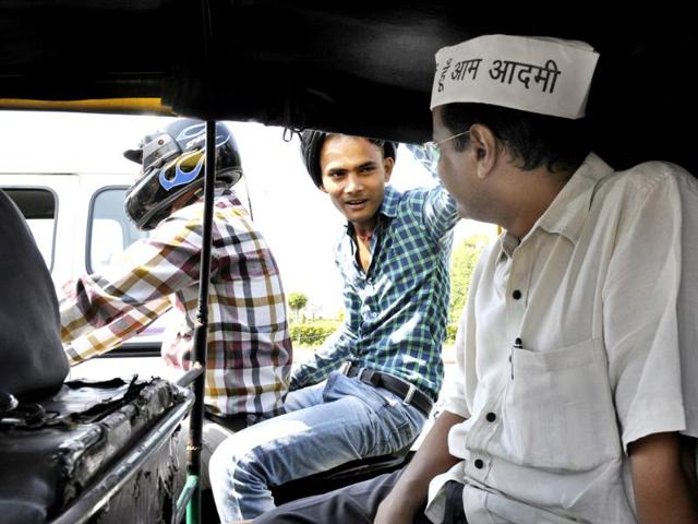 AAP leader Arvind Kejriwal travels in an autorickshaw during a trip to Delhi's Tughlaq lane slums. (HT Photo/ Sunil Saxena)