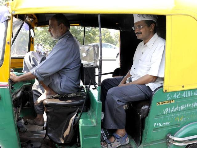 AAP leader Arvind Kejriwal in an autorickshaw during a visit to Tughlaq lane slums in Delhi. (HT Photo/ Sunil Saxena)