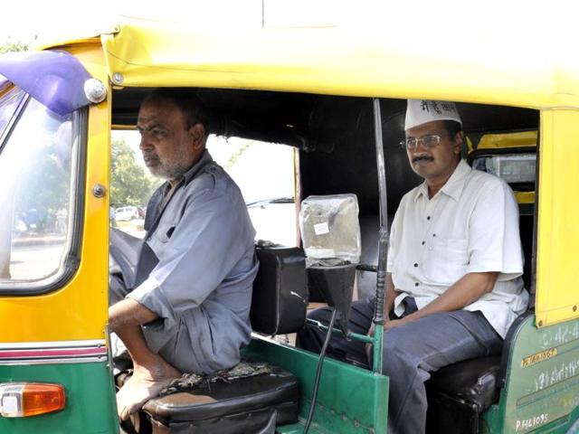 Kejriwal takes an autorickshaw ride during a visit to Delhi's Tughlaq lane slums. (HT Photo/ Sunil Saxena)