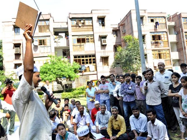 Arvind Kejriwal interacting with people while campaigning for the upcoming Assembly elections. (HT Photo/ Sunil Saxena)