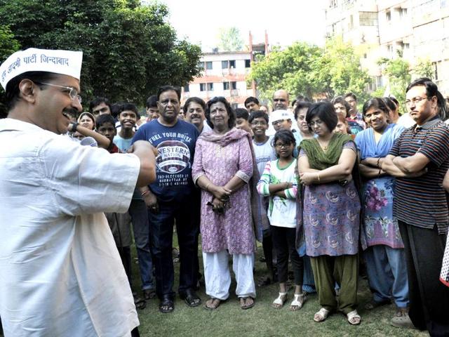 Arvind Kejriwal interacts with residents of a multi-storey building in KG Marg in New Delhi. (HT Photo/ Sunil Saxena)