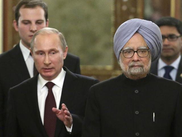 Russia's President Vladimir Putin (L) speaks with India's Prime Minister Manmohan Singh during their meeting in the Kremlin in Moscow. (AFP Photo)