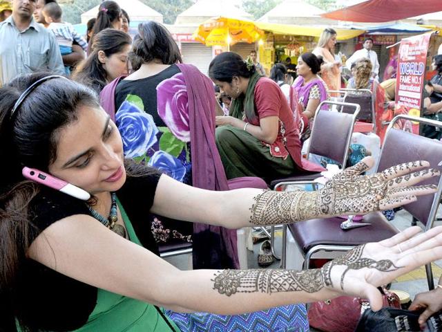 Women get ready for Karva Chauth at Hanuman Mandir in New Delhi. (HT photo/Sushil Kumar)