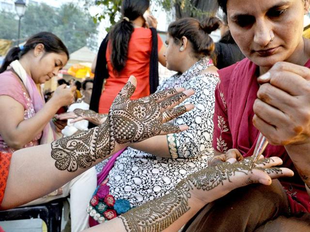 Women get ready for Karva Chauth at Hanuman Mandir in New Delhi. (HT photo/Sushil Kumar)