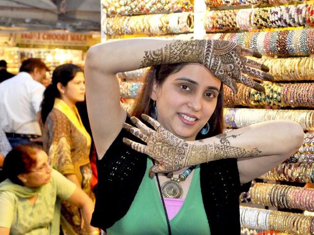 Women get ready for Karva Chauth at Hanuman Mandir in New Delhi. (HT photo/Sushil Kumar)