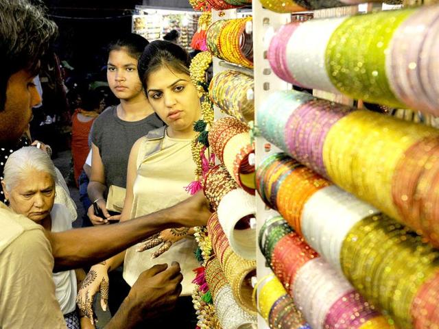 Women get ready for Karva Chauth at Hanuman Mandir in New Delhi. (HT photo/Sushil Kumar)