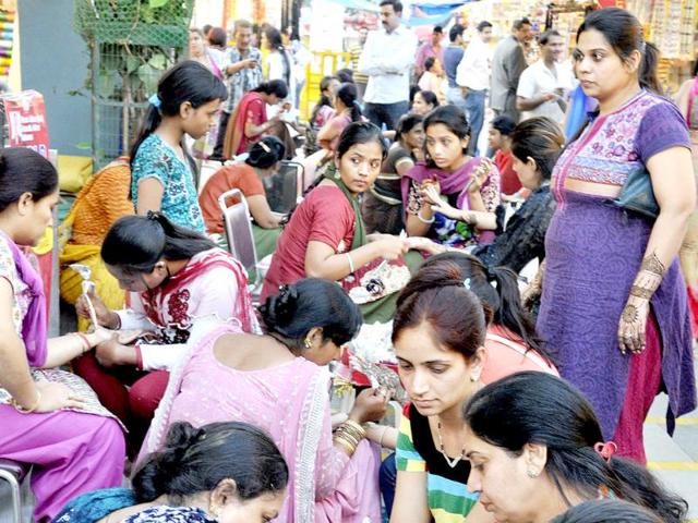 Women get ready for Karva Chauth at Hanuman Mandir in New Delhi. (HT photo/Sushil Kumar)
