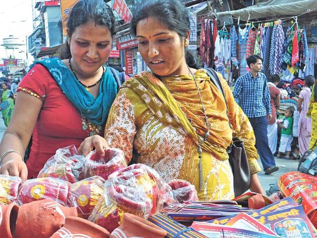 Women get ready for Karva Chauth in Dehradun. (HT photo/Kuldeep Rana)