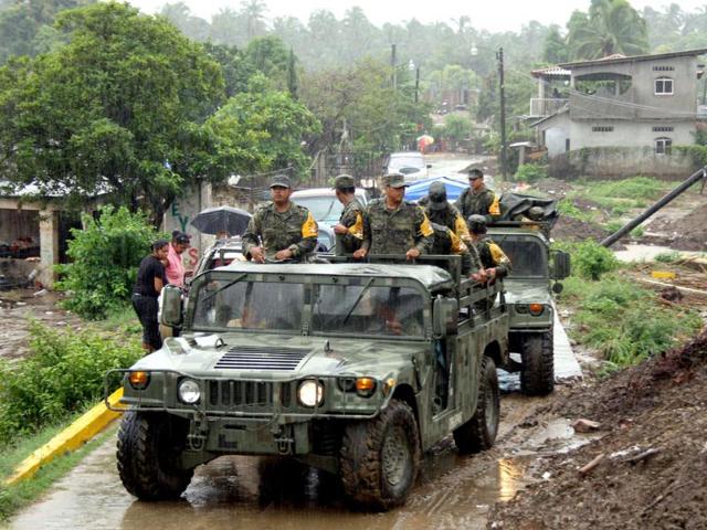 Mexican soldiers help evacuate residents as Hurricane Raymond approaches, in Coyuca de Benitez in the state of Guerrero. (AFP Photo)