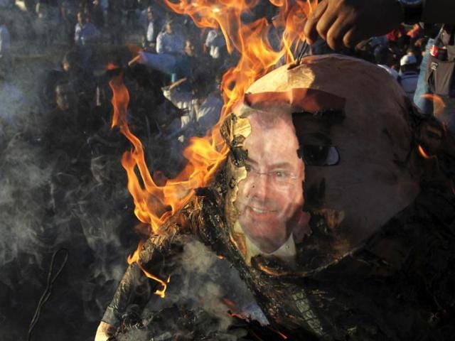 Demonstrators burn an effigy of Mexico's finance minister Luis Videgaray during a protest against the federal government's economic and tax reforms in Ciudad Juarez. (Reuters Photo)