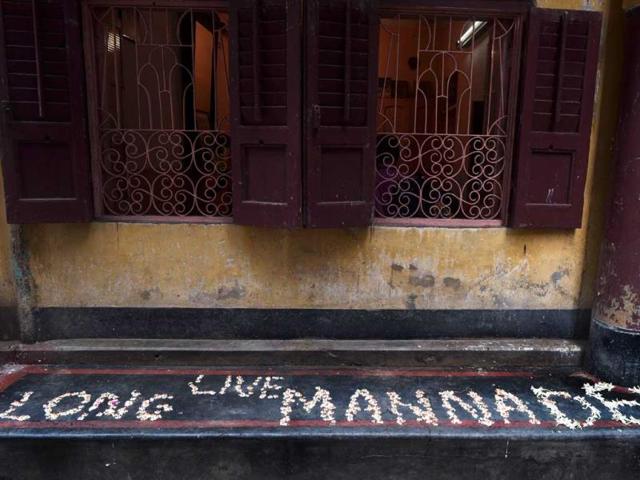 Floral tributes to the late Indian Bollywood playback singer Manna Dey lie outside his ancestral residence where he spent most of his life, in Kolkata on October 24, 2013. (AFP Photo)