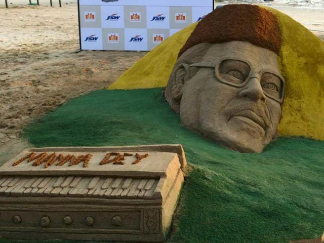 A sand sculpture of the late Bollywood playback singer Manna Dey is seen on the beach in Mumbai on October 24, 2013. (AFP Photo)