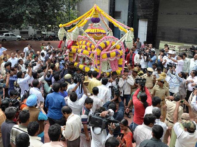 Mourners gather around a flower palanquin bearing the mortal remains of Indian Bollywood playback singer Manna Dey, who passed away following multiple organ failure aged 94 in Bangalore on October 24, 2013. (AFP Photo)