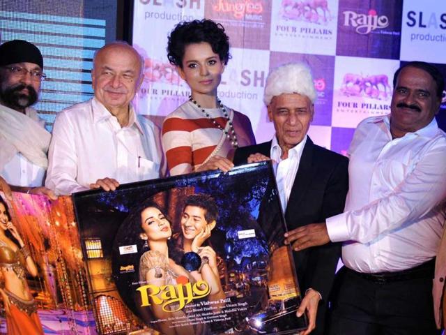 (L/R) Bollywood music director Uttam Singh, Union Home Minister Sushil Kumar Shinde, actress Kangana Ranaut, music composer Khayyam and film director Vishwas Patil pose during the music launch. 