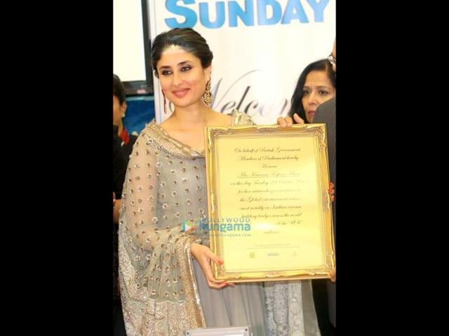 Kareena Kapoor poses with the award.