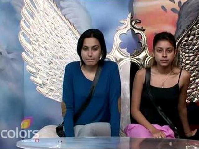 After Bigg Boss announces that Kushal will have to leave the house, Kamya, Gauhar and Pratyusha insist that they will accompany him as well. Here, Bigg Boss is persuading Pratyusha and Kamya to change their decision.