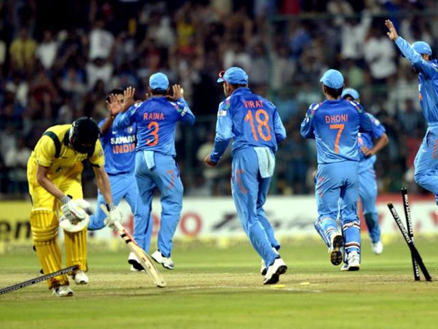 Indian cricketers celebrate the wicket of Australian captian George Baliey during the seventh and final One Day International at M Chinnaswamy Stadium in Bangalore. (HT Photo)