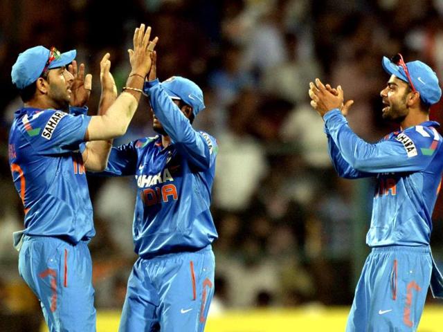 Indian cricketers celebrate the wicket of Australian capatian George Baliey during the seventh and final One Day International at M Chinnaswami Stadium in Bangalore. (HT Photo)