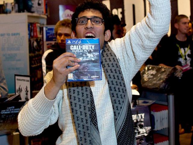 The first customer picks up his game of Call of Duty: Ghosts in a shopping centre in east London. (AFP Photo)