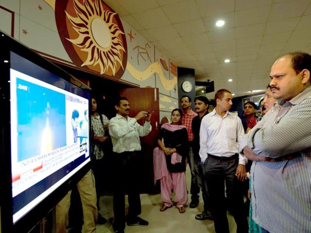 Visitors to the Nehru Planetarium watch the live telecast of the launch of India's Mars Orbiter Mission (AFP Photo)
