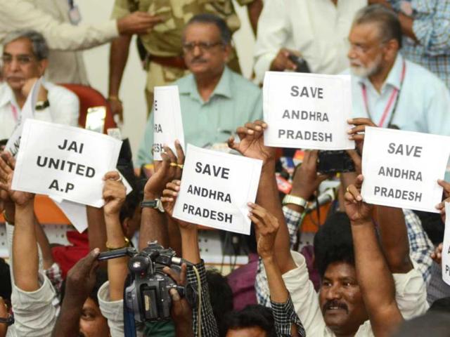 Andhra Pradesh media people protest against bifurcation of Andhra Pradesh in front of ISRO Chairman Dr K Radhakrishnan as he enters the media center in Sriharikota, India. (HT Photo/ Nathan G)