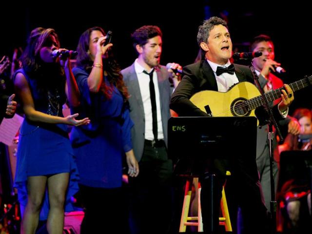 Musician Alejandro Sanz performs with Berklee College of Music students after receiving an honorary degree from the college in Boston, Massachusetts.(Reuters photo)